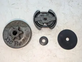530015907 Poulan Oem Pro 220 38cc Clutch Sprocket Assembly